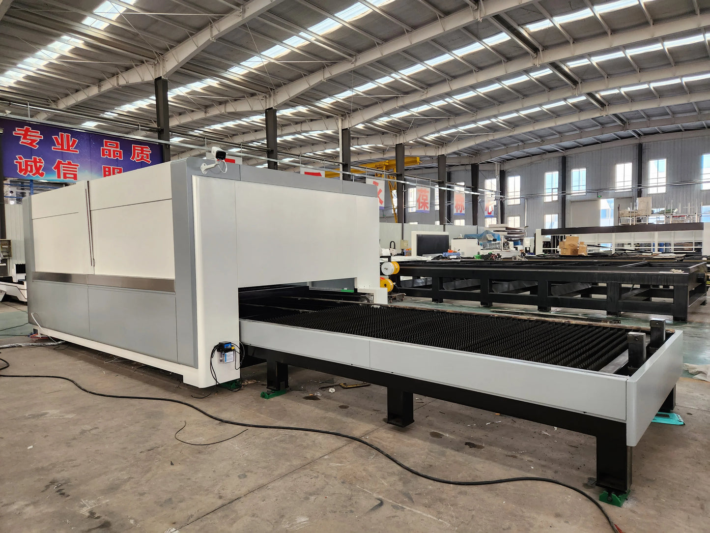 6KW Full Enclosed Safety Cover Fiber Laser Metal Sheet Cutting Machine 1530 Double Working Bed