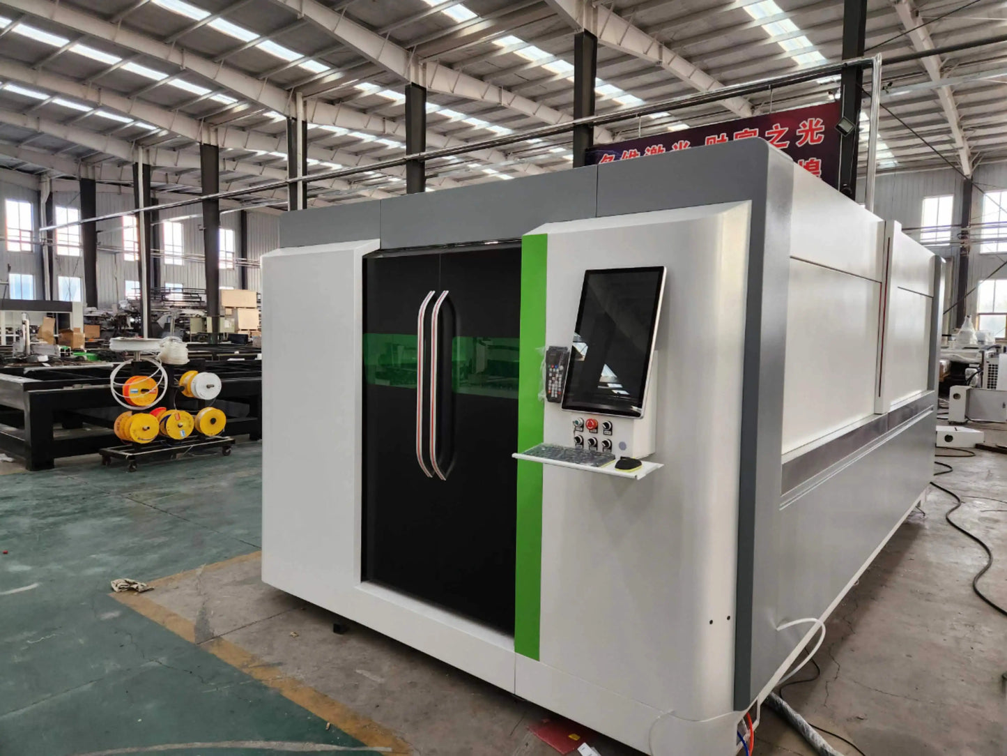 6KW Full Enclosed Safety Cover Fiber Laser Metal Sheet Cutting Machine 1530 Double Working Bed